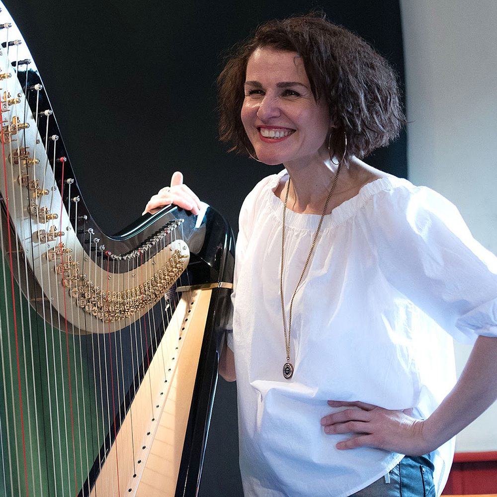 Alina Bzhezhinska (harp)